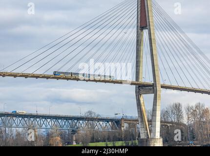 Die Skybridge ist eine Kabelbrücke für Skytrains zwischen New Westminster und Surrey. Straßenansicht, Reisefoto, selektiver Fokus, niemand-Dezember Stockfoto