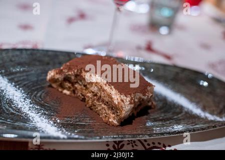 Nahaufnahme von Tiramisu, serviert in Gerichten im Hotel Stockfoto