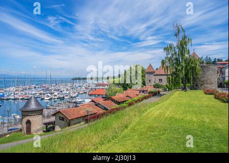 Hafen von Thonon-les-Bains mit Château de Rives, Departement Haute-Savoie, Auvergne-Rhône-Alpes, Frankreich Stockfoto