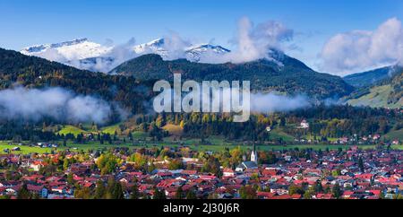 Oberstdorf, Oberallgäu, Bayern, Deutschland, dahinter hoher Ifen, 2230m, Gottesackerplateau, Toreck, 2017m, Kleinwalsertal, Vorarlberg, Allgäuer Alpen, Österreich, Europa Stockfoto