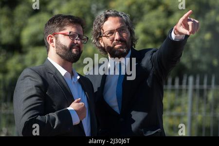 Buenos Aires, Argentinien. 4. April 2022. Der argentinische Außenminister Santiago Cafiero begleitet den chilenischen Präsidenten Gabriel Boric, um dem Denkmal des Befreiers General José de San MartÃ-n. eine Blumenbehrung zu überreichen (Bild: © Jaime Andres Olivos/Pacific Press via ZUMA Press Wire) Stockfoto