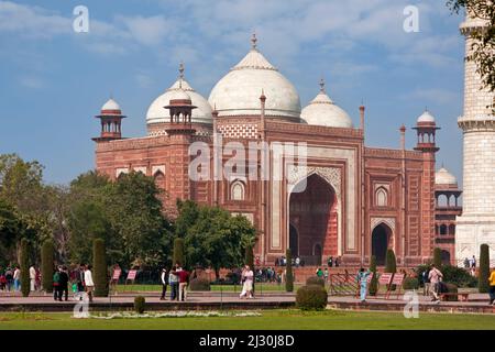 Agra, Indien. Taj Mahal Moschee. Chhatris an den Ecken. Stockfoto