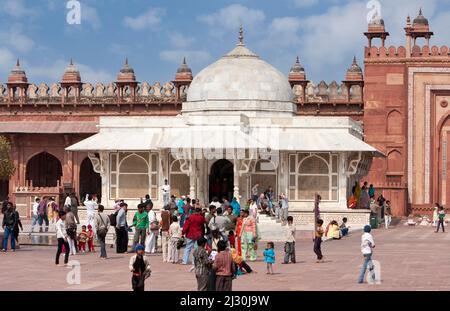 Fatehpur Sikri, Uttar Pradesh, Indien. Mausoleum des Scheich Salim Chishti, im Innenhof der Jama Masjid (Dargah Moschee). Stockfoto