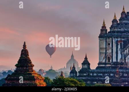 Myanmar, Burma, Bagan. Am frühen Morgen steigen Heißluftballons über die Tempel von Bagan auf. Stockfoto