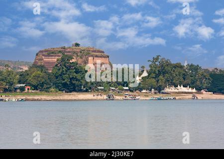 Myanmar, Burma. Mingun Paya, in der Nähe von Mandalay. Begonnen im Jahr 1790, ist dies die Basis einer Pagode, die 500 Meter hoch sein soll. Der Bau endete im Jahr 1819. Stockfoto