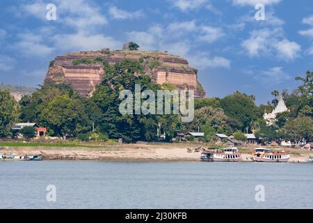 Myanmar, Burma. Mingun Paya, in der Nähe von Mandalay. Begonnen im Jahr 1790, ist dies die Basis einer Pagode, die 500 Meter hoch sein soll. Der Bau endete im Jahr 1819. Stockfoto