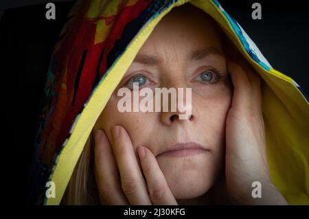 Frau in bunten Haube Tagträumen Stockfoto