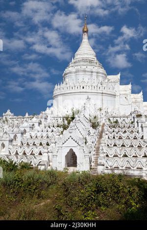 Myanmar, Burma. Mingun, in der Nähe von Mandalay. Hsinbyume Paya Stupa, fertiggestellt 1816, repräsentiert den Berg Meru. Stockfoto