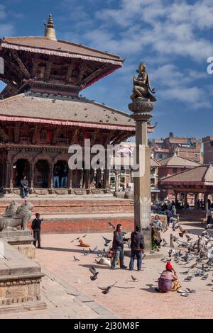 Nepal, Patan. Garuda Statue und Vishwanath Tempel, 18. Februar 2009. Der Tempel und die Statue überlebten das Erdbeben vom 2015. April. Stockfoto