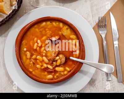 Fabada asturiana in brauner Suppenteller Stockfoto