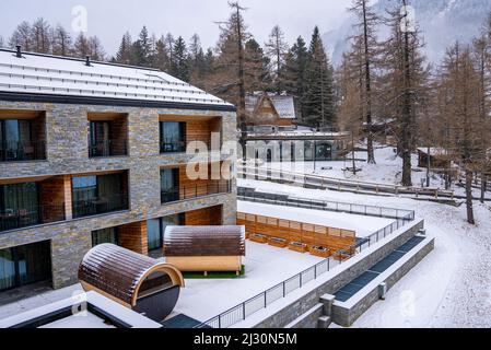 Luxuriöses Resortgebäude mit runden Badehäusern am arlberg Stockfoto