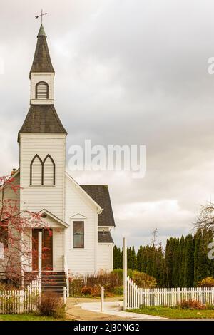 Historische weiße Holzkirche in ländlicher Umgebung in Kanada. Straßenansicht, Reisefoto, selektiver Fokus, Konzeptfoto Christentum Stockfoto