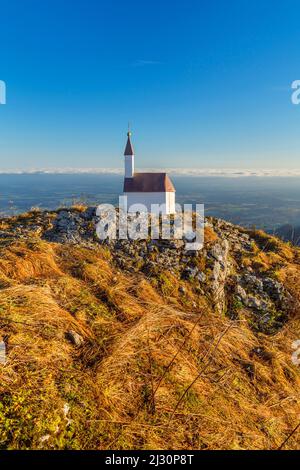 Kapelle auf dem Gipfel des Hochgern (1.748 m) in den Chiemgauer Alpen, Unterwössen, Chiemgau, Oberbayern, Bayern, Deutschland Stockfoto