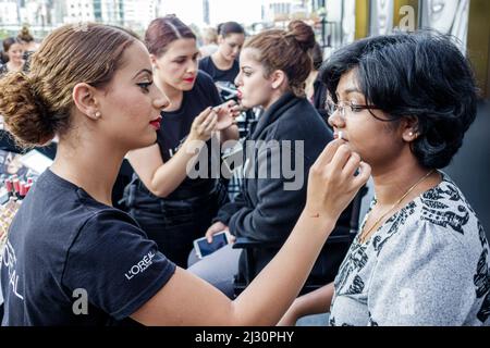 Melbourne Australien, Victoria Docklands, Harbour Esplanade, Fashion Festival, Frauen weiblich, L'Oreal Paris, Kosmetik Kosmetikerin kostenlos Make-up Anwendung Stockfoto