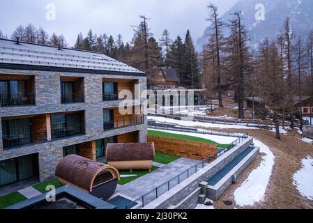 Runde Badesaunen vor dem luxuriösen Hotelgebäude oder Resort am arlberg Stockfoto