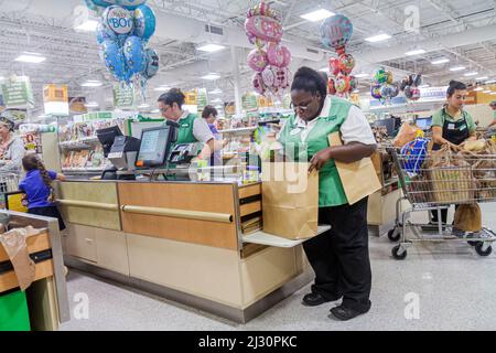 Naples, Florida, Publix, Lebensmittelgeschäft, Supermarkt, Lebensmittel, Kasse Schlange, Kassierer, Bagger Absacken Schwarze Frau weibliche Angestellte Arbeiter arbeiten Stockfoto