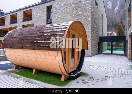 Outdoor Sauna im Hinterhof des luxuriösen Hotels im Winter Stockfoto