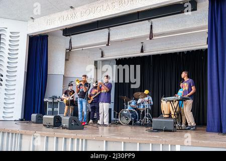 Miami Beach Florida, North Beach Bandshell, Bühnenstudenten Jungen Teenager Teenager Jugendliche Schwarze Hispanic, Jazzband-Musiker, die kostenloses Konzert spielen Stockfoto