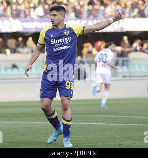 Verona, Italien. 04. April 2022. Verona (VR), Italia, 04. April 2022, Stadio Marc'Antonio Bentegodi, 31Â giornata Campionato di calcio Serie A Tim 2021/2022, incontro tra le squadre dell'Hellas Verona e del Genoa CFC, nella foto: 99 Giovanni Simeone Credit: Independent Photo Agency/Alamy Live News Stockfoto