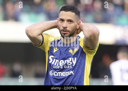 Verona, Italien. 04. April 2022. Verona (VR), Italia, 04. April 2022, Stadio Marc'Antonio Bentegodi, 31Â giornata Campionato di calcio Serie A Tim 2021/2022, incontro tra le squadre dell'Hellas Verona e del Genoa CFC, nella foto: Wahn 10 Gianluca Caprari Credit: Independent Photo Agency/Alamy Live News Stockfoto