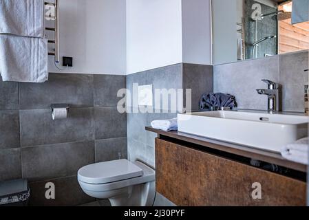 Einrichtung eines modernen Badezimmers in einem luxuriösen Resort Stockfoto