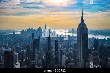 Luftaufnahme vom Summit One Vanderbilt des Empire State Building und anderer Wolkenkratzer und des Hudson River Stockfoto