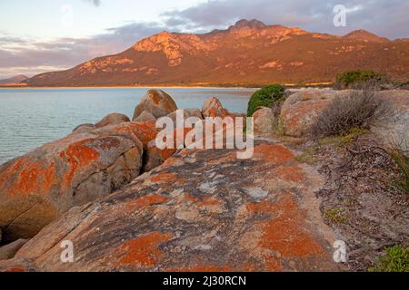 Fotheringate Bay und Strzelecki Peaks, Flinders Island Stockfoto