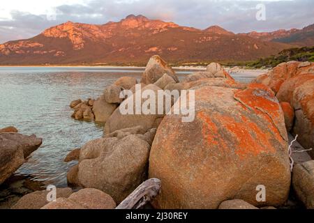 Fotheringate Bay und Strzelecki Peaks, Flinders Island Stockfoto