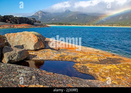 Regenbogen am Trousers Point auf Flinders Island Stockfoto