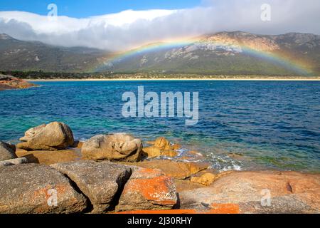 Regenbogen am Trousers Point auf Flinders Island Stockfoto