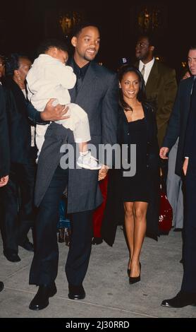 Will Smith, Jada Pinkett Smith und Sohn Jaden Smith nehmen am 4. Dezember 2001 an der Premiere von „Ali“ auf dem Sony Lincoln Square in New York City Teil. Foto: Henry McGee/MediaPunch Stockfoto