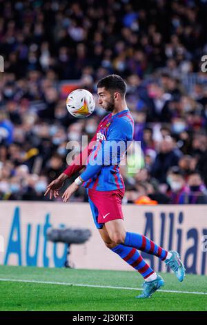 BARCELONA - MÄR 13: Ferran Torres in Aktion während des La Liga-Spiels zwischen dem FC Barcelona und dem Club Atletico Osasuna am 1. März im Camp Nou Stadium Stockfoto