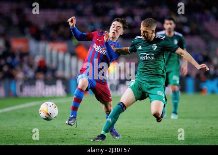 BARCELONA - MÄR 13: Gavi in Aktion während des La Liga-Spiels zwischen dem FC Barcelona und dem Club Atletico Osasuna am 13. März 2022 i im Camp Nou Stadion Stockfoto