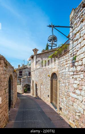 Gasse in Assisi, Provinz Perugia, Umbrien, Italien Stockfoto