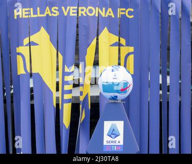 Verona, Italien. 04. April 2022. Verona (VR), Italia, 04. April 2022, Stadio Marc'Antonio Bentegodi, 31Â giornata Campionato di calcio Serie A Tim 2021/2022, incontro tra le squadre dell'Hellas Verona e del Genoa CFC, nella foto: Ball of the match Credit: Independent Photo Agency/Alamy Live News Stockfoto