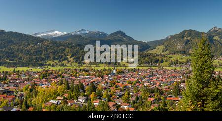 Oberstdorf, Oberallgäu, Bayern, Deutschland, dahinter hoher Ifen, 2230m, Gottesackerplateau, Toreck, 2017m, Kleinwalsertal, Vorarlberg, Allgäuer Alpen, Österreich, Europa Stockfoto