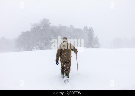 Spaziergänger vor Balmoral Castle im Schnee, Royal Deeside, Aberdeenshire, Schottland, Großbritannien Stockfoto