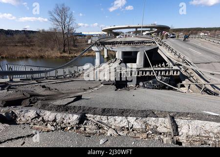 Eine zerstörte Brücke in der Stadt Bucha, während Russlands Angriff auf die Ukraine fortgesetzt wird, Kiew, Ukraine, am Montagdes 4. April 2022. Der ukrainische Präsident Wolodymyr Zelenski sagte am 3. April 2022, die russische Führung sei für zivile Tötungen in Bucha, außerhalb von Kiew, verantwortlich, wo nach der Rückeroberung der Stadt durch die ukrainische Armee Leichen auf der Straße gefunden wurden. Das russische Verteidigungsministerium lehnte die Anschuldigungen am selben Tag ab und argumentiierte, dass russische Streitkräfte Bucha am 30. März verlassen hatten, während vier Tage später Beweise für Morde vorgelegt wurden. Foto: Ukrainisches Präsidentenamt/ UPI Stockfoto