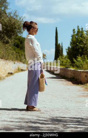 Reisen Sie in Italien. Trendige Reisende Frau mit Strohsack mit Ausflug in Pienza in der Toskana, Italien. Stockfoto