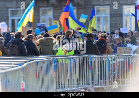 Straßburg, Frankreich - 6. März 2022: Demonstranten mit Erwachsenen und Kindern versammelten sich vor dem russischen Konsulat in Solidarität mit den Ukrainern und gegen den Krieg nach der russischen Invasion - mehrere Plakate in Händen Stockfoto