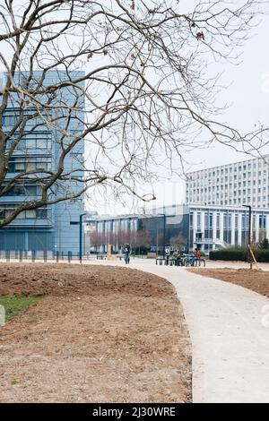 Straßburg, Frankreich - 21. März 2015: Teil des Vintage-Gebäudes auf dem Campus der Universität Straßburg mit wenigen Studenten im Hintergrund zu Fuß essen Stockfoto