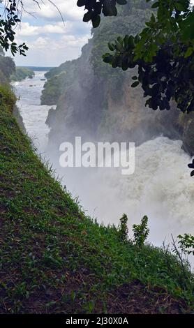 Uganda; nördliche Region an der Grenze zur westlichen Region; Murchison Falls National Park; auf dem Victoria Nil; die sprühenden und donnernden Whirlpools des Murchison Wasserfalls Stockfoto