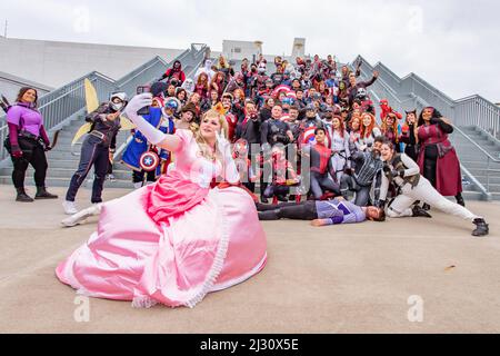 2. April 2022: Prinzessin Peach macht ein Selfie während des Fotoshootings der Marvel Cosplayer-Gruppe von Avengers Initiative auf der WonderCon am Samstag, 2. April 2022 in Anaheim, Kalifornien (Foto: © Marissa Carter/ZUMA Press Wire) Stockfoto