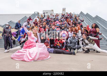 2. April 2022: Prinzessin Peach macht ein Selfie während des Fotoshootings der Marvel Cosplayer-Gruppe von Avengers Initiative auf der WonderCon am Samstag, 2. April 2022 in Anaheim, Kalifornien (Foto: © Marissa Carter/ZUMA Press Wire) Stockfoto