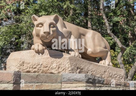 University Park - 2. April 2022: Penn State, der Nittany Lion Shrine ein beliebter Fotoreport auf dem Campus der Penn State University Stockfoto