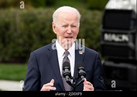 Washington, Usa. 04. April 2022. Präsident Joe Biden spricht bei einer Veranstaltung über den LKW-Aktionsplan der Regierung. Kredit: SOPA Images Limited/Alamy Live Nachrichten Stockfoto