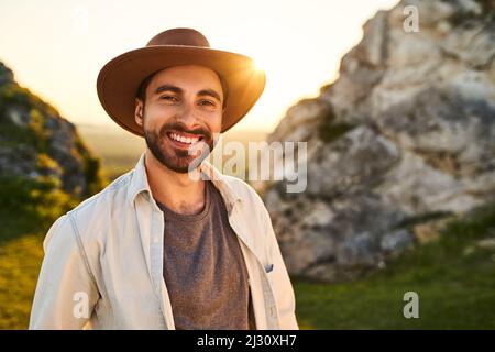 Porträt eines lächelnden jungen Mannes, der im Jura, Polen, wandert Stockfoto