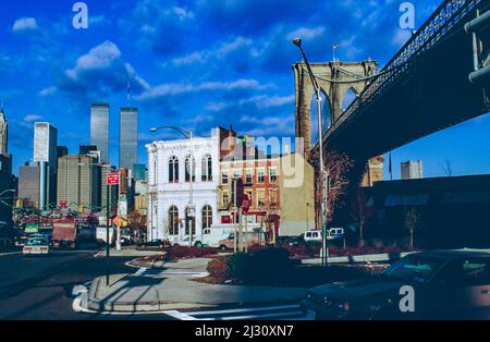 NEW YORK, USA - SEP 22, 1993: Blick auf die Brooklyn-Brücke mit Welthandelszentrum in New York, USA. Stockfoto