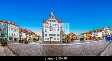 Wittenberg, Deutschland - 25. März 2016: Der Hauptplatz der Lutherstadt Wittenberg in Deutschland. Wittenberg ist UNESCO-Weltkulturerbe. Stockfoto