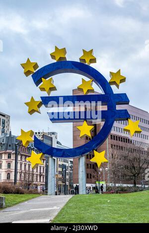 FRANKFURT, DEUTSCHLAND - 13. JAN 2017: das euro-Symbol steht vor der alten europäischen Zentralbank. Die EZB ist in den Osthafenbereich in Frankfur umgezogen Stockfoto